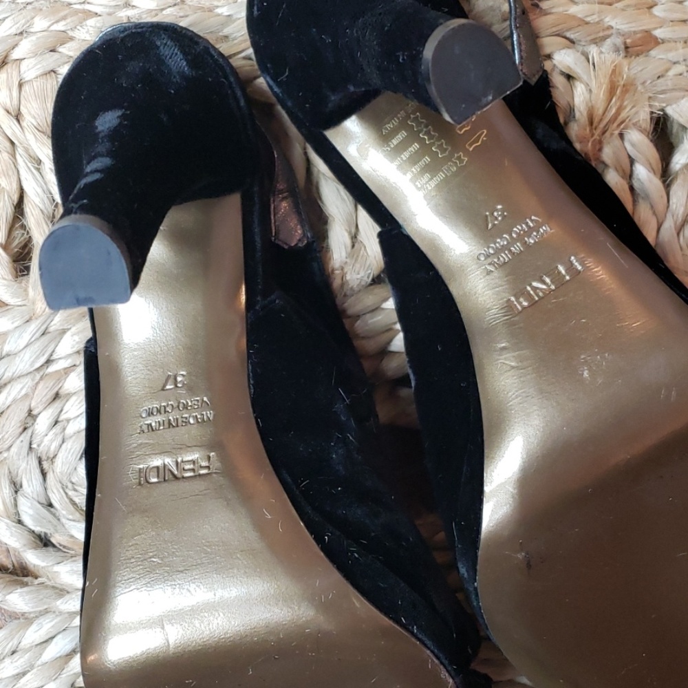 VINTAGE//GORGEOUS VELVET// FENDI HEEL - Picture 8 of 8